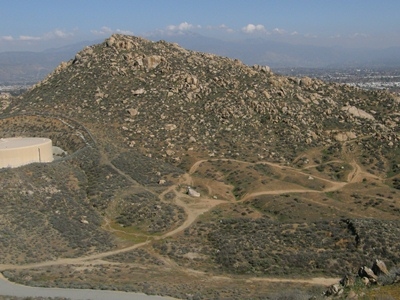Tres Cerritos, East